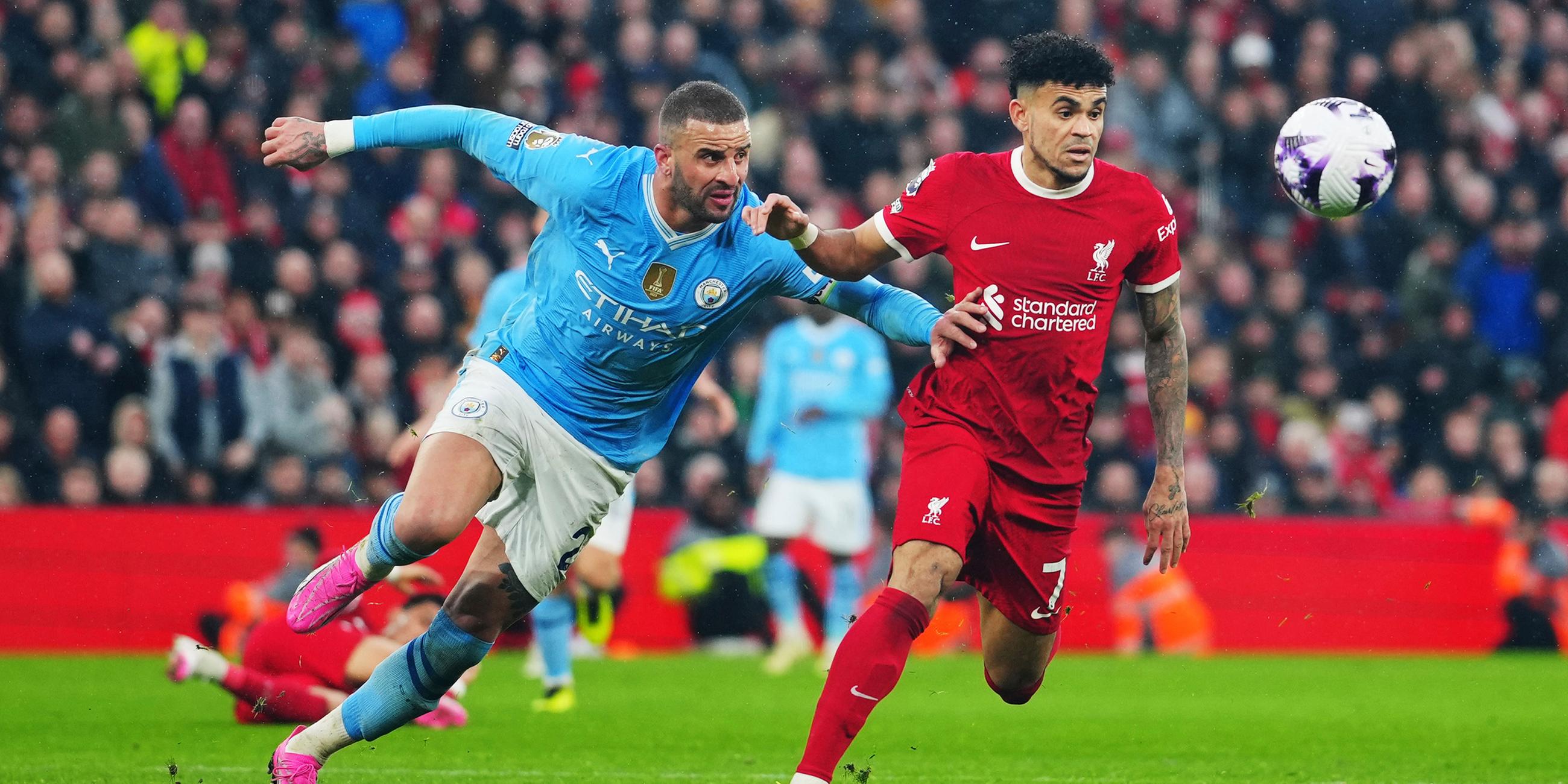 Kyle Walker (Manchester City) und  Luis Diaz (Liverpool) kämpfen um den Ball.