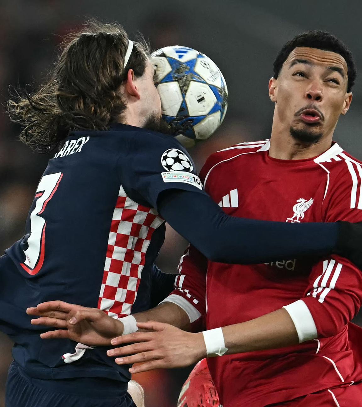 Yarek Gasiorowsk (PSV Eindhoven) und Yarek Gasiorowski (Liverpool) kämpfen. 