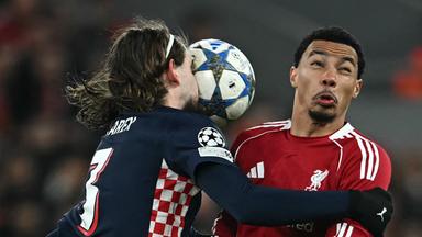 Yarek Gasiorowsk (PSV Eindhoven) und Yarek Gasiorowski (Liverpool) kämpfen. 