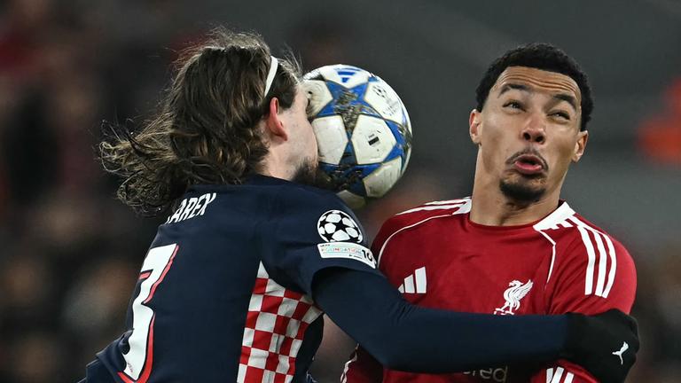 Yarek Gasiorowsk (PSV Eindhoven) und Yarek Gasiorowski (Liverpool) kämpfen. 