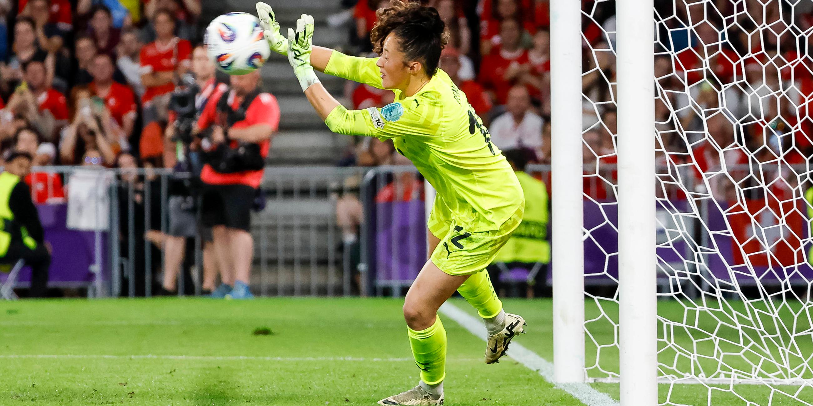 Die Schweizer Torhüterin Livia Peng pariert im EM-Viertelfinale gegen Spanien einen Elfmeter von Alexia Putellas (nicht im Bild)