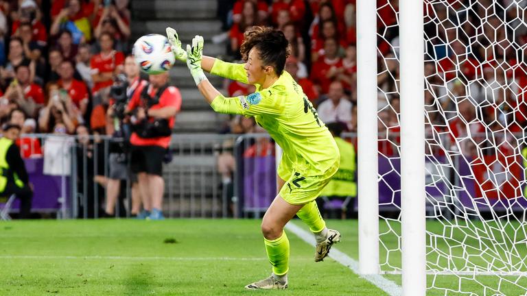 Die Schweizer Torhüterin Livia Peng pariert im EM-Viertelfinale gegen Spanien einen Elfmeter von Alexia Putellas (nicht im Bild)