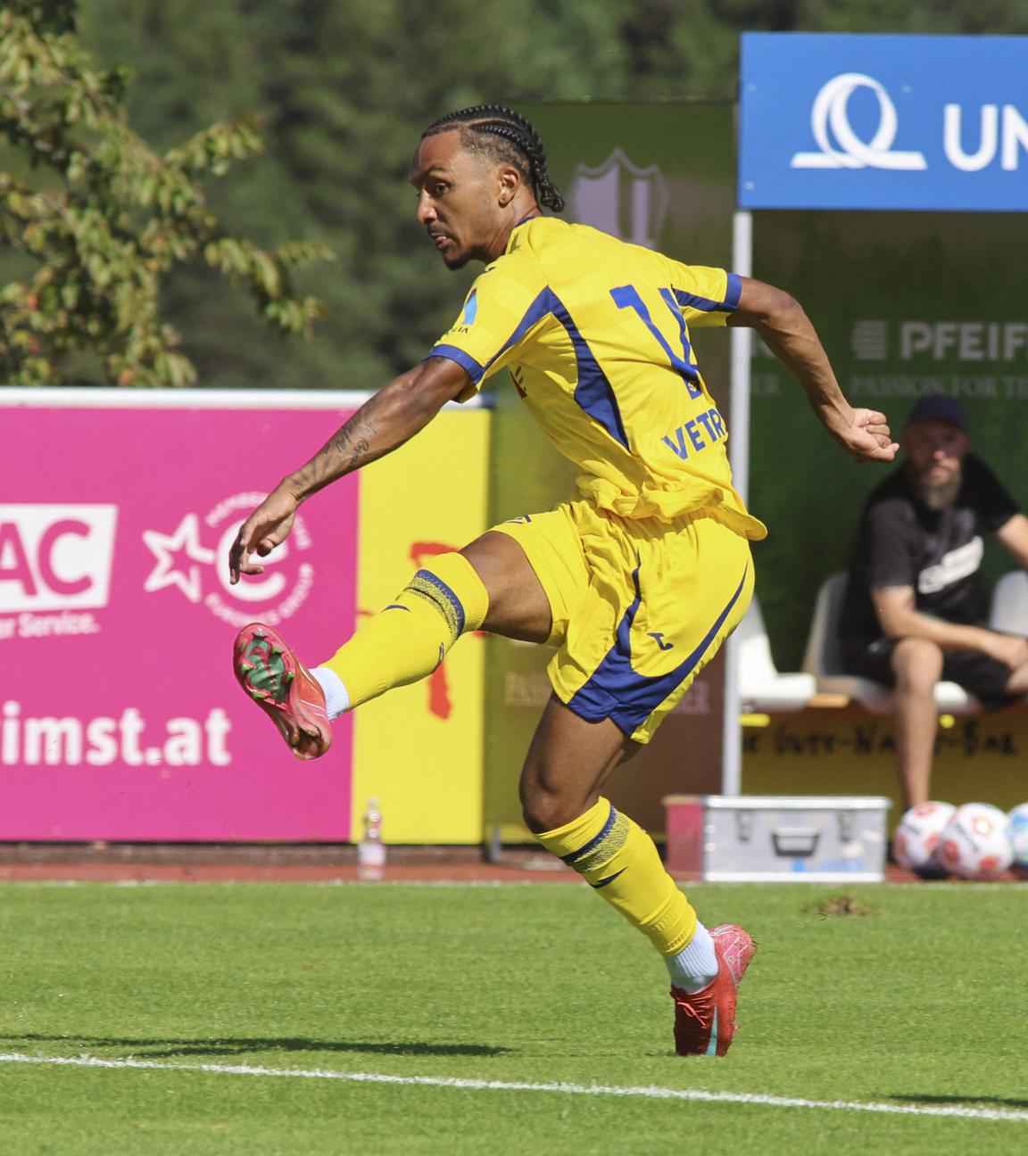 Dailon Rocha Livramento von Hellas Verona schießt im Testspiel gegen FC St. Pauli  aufs Tor.