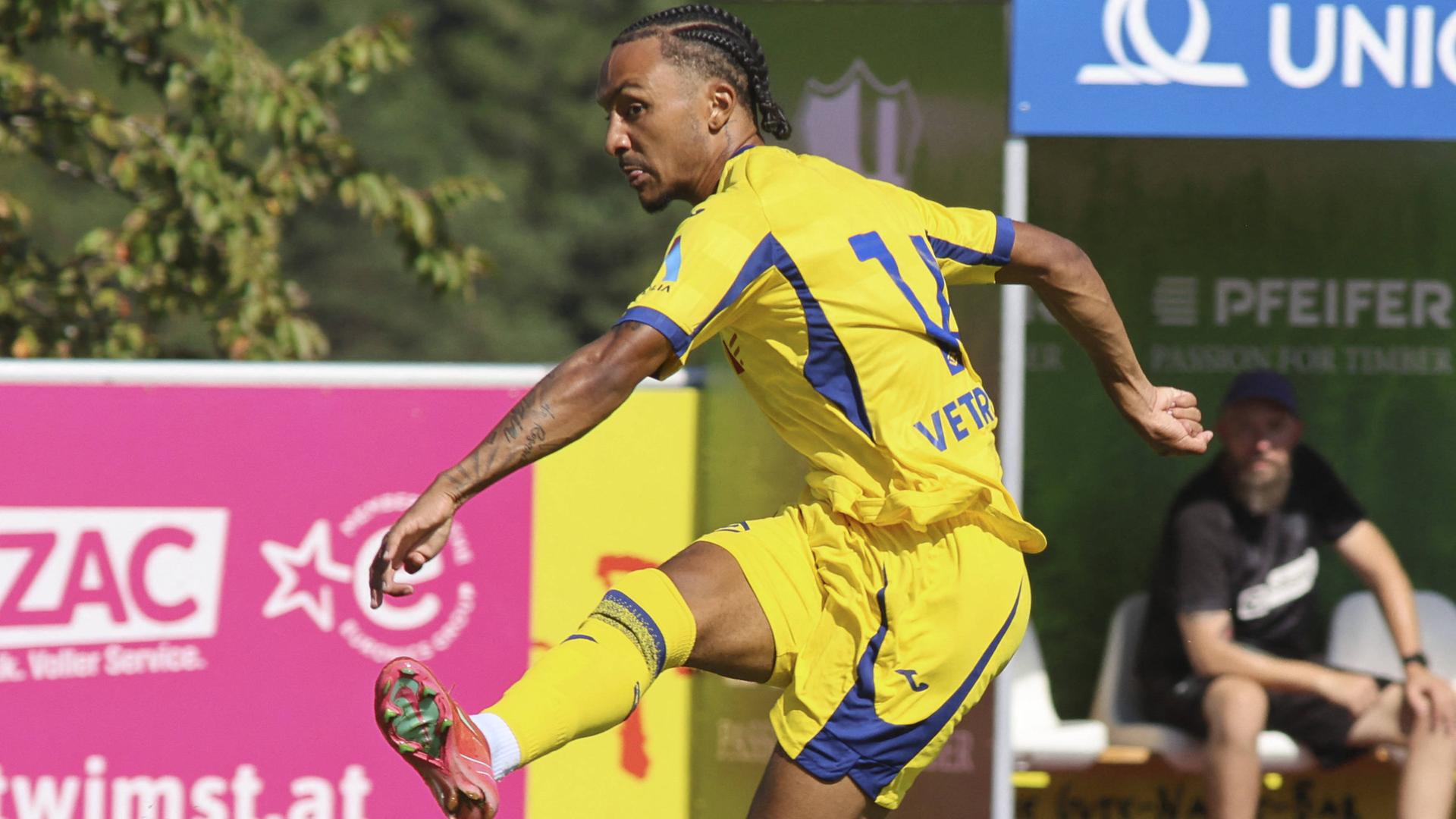 Dailon Rocha Livramento von Hellas Verona schießt im Testspiel gegen FC St. Pauli  aufs Tor.