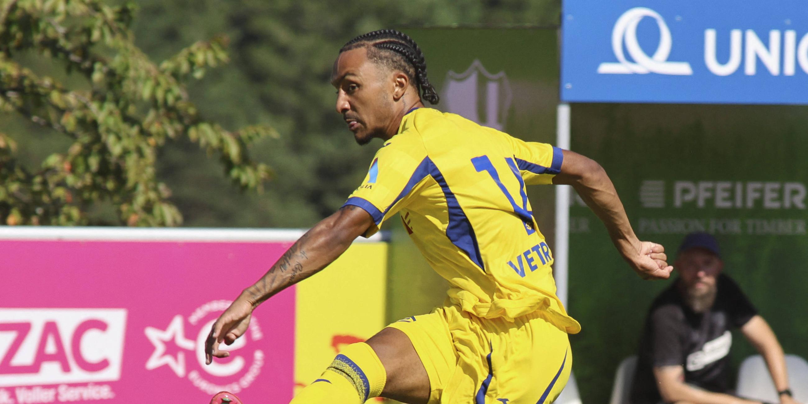 Dailon Rocha Livramento von Hellas Verona schießt im Testspiel gegen FC St. Pauli  aufs Tor.