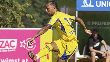 Dailon Rocha Livramento von Hellas Verona schießt im Testspiel gegen FC St. Pauli  aufs Tor.