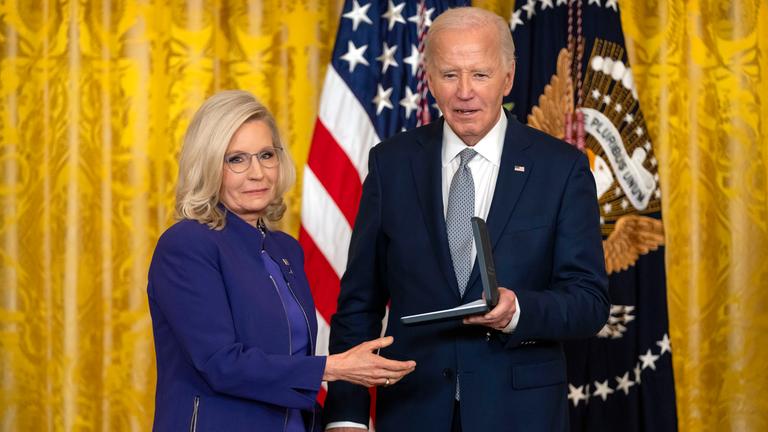 US-Präsident Joe Biden verleiht die Presidential Citizens Medal an die ehemalige Abgeordnete Liz Cheney, während einer Zeremonie im East Room des Weißen Hauses.
