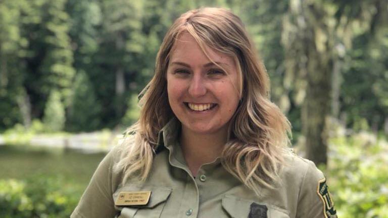 Bild von Liz Crandall, die als Försterin in den Nationalwäldern in Oregon arbeitete.
