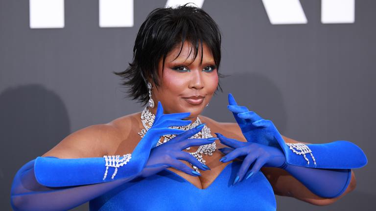Sängerin Lizzo bei der amfar Gala 2026 in einem blauen Kleid