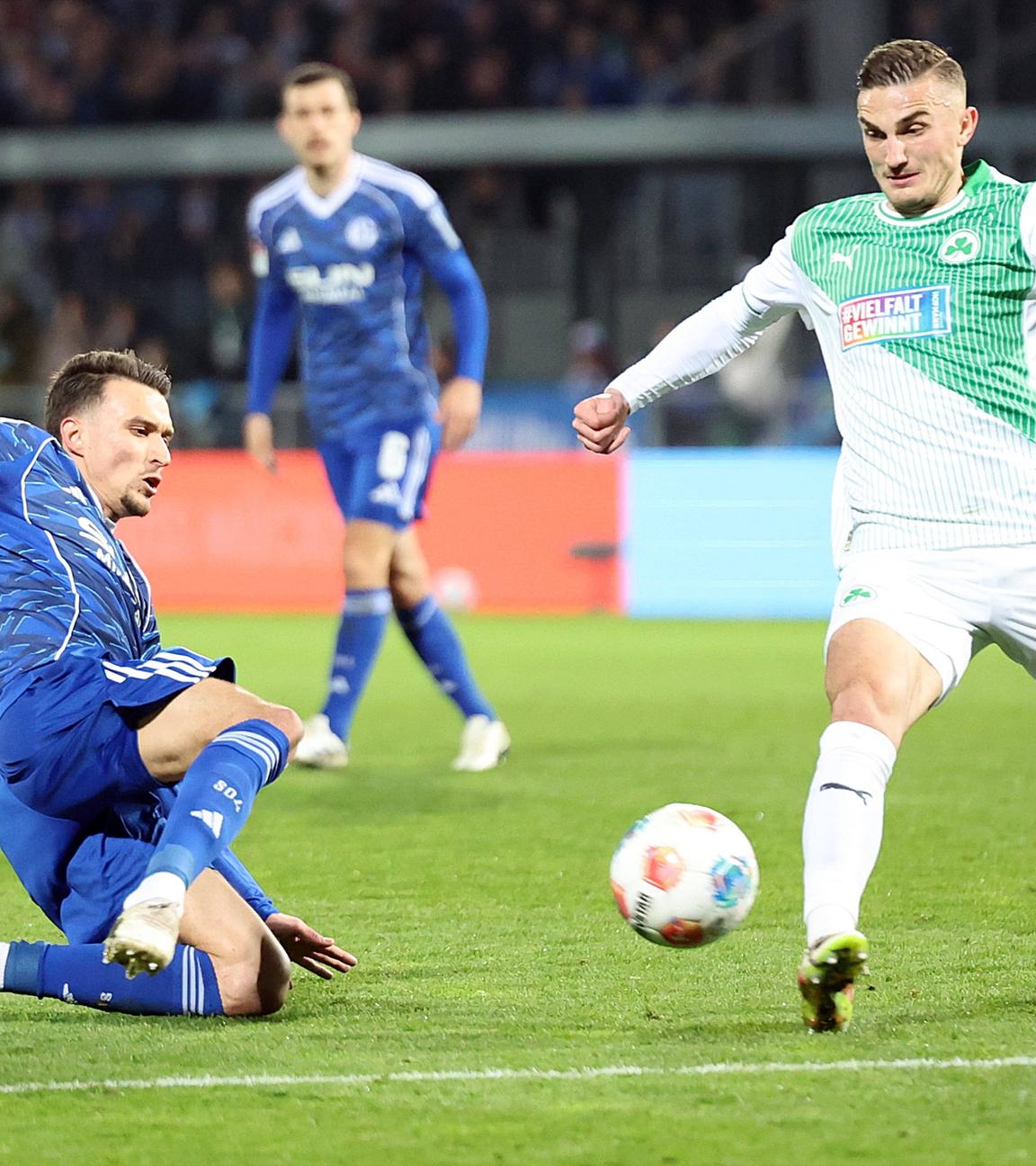 Der Schalker Mittelfeldspieler Dejan Ljubicic grätscht in den Fürther Abwehrspieler Philipp Ziereis hinein und sieht dafür die gelbe Karte