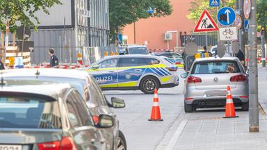  Polizei riegelt unweit des Ostbahnhofs eine Straße ab. 