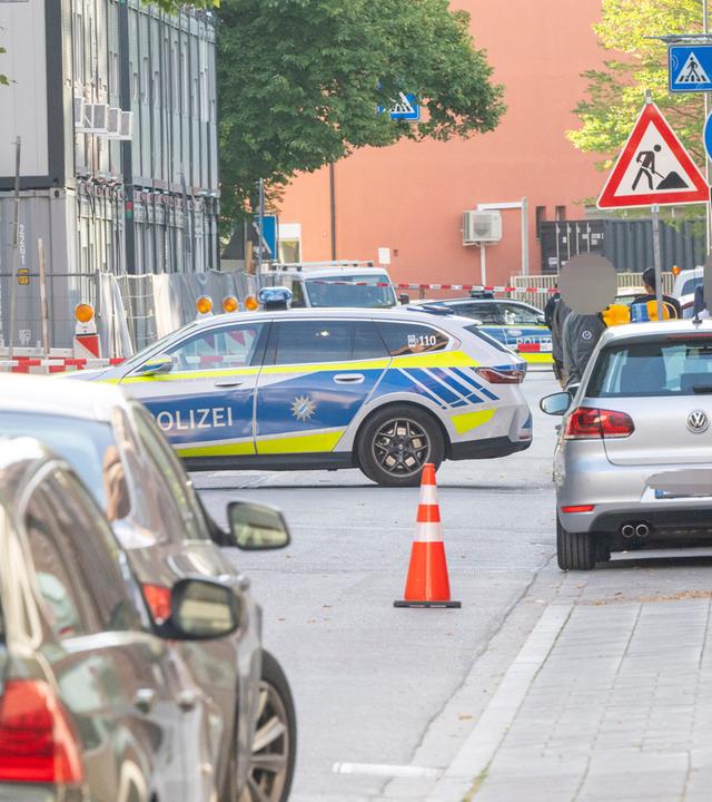  Polizei riegelt unweit des Ostbahnhofs eine Straße ab. 