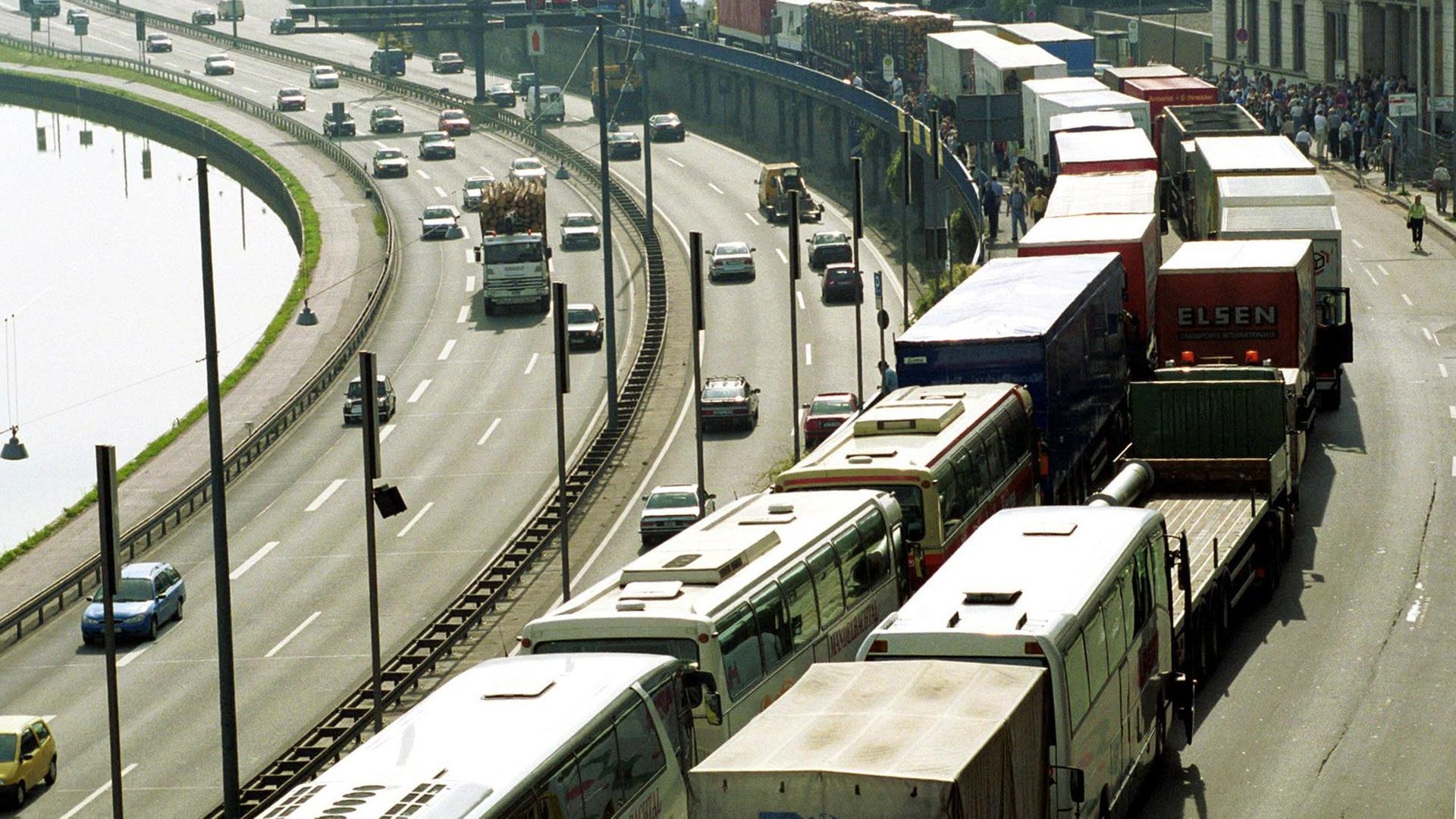 Brummi-, Bus- und Taxifahrer demonstrieren am Dienstag in Saarbrücken. Archivbild