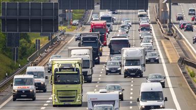 Dichter Autobahnverkehr auf der A3, Nuernberg