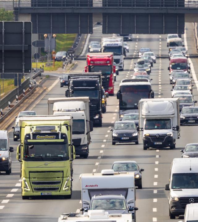 Dichter Autobahnverkehr auf der A3, Nuernberg