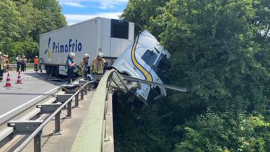 Tödlicher Unfall auf B31: Lkw hängt von Brücke