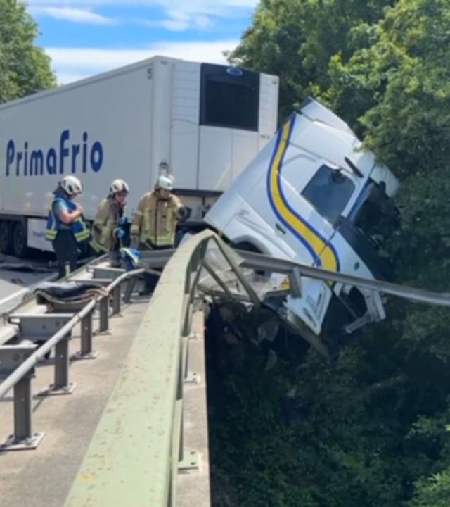 Tödlicher Unfall auf B31: Lkw hängt von Brücke