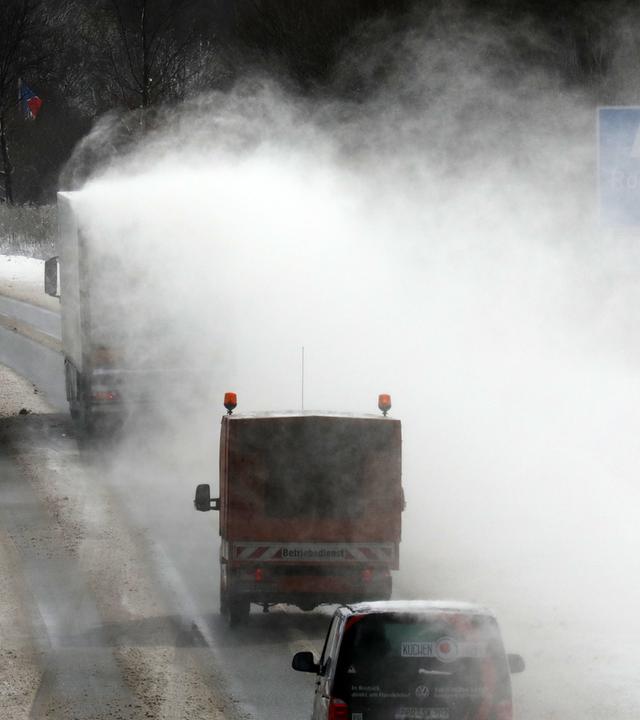 Schnee weht von LKW-Dach