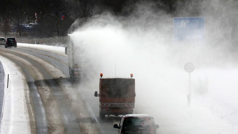 Schnee weht von LKW-Dach
