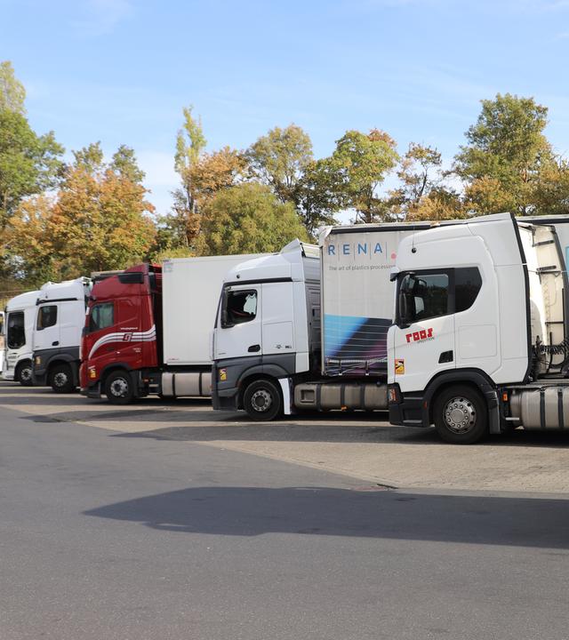 Köln: Lastwagen parken auf einem Rastplatz an der Autobahn 59