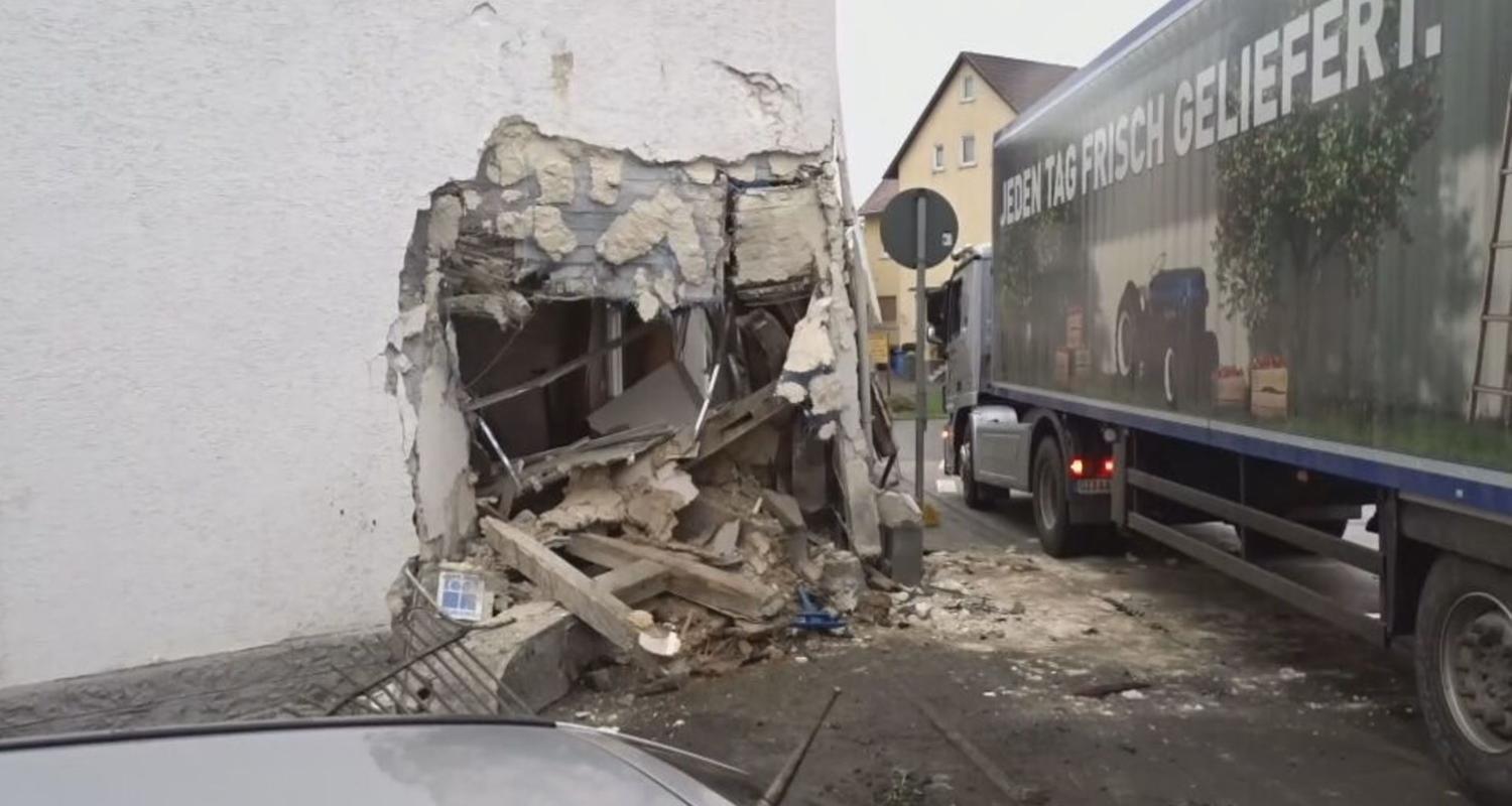 LKW rast in Hauswand und zerstört Wohnhaus