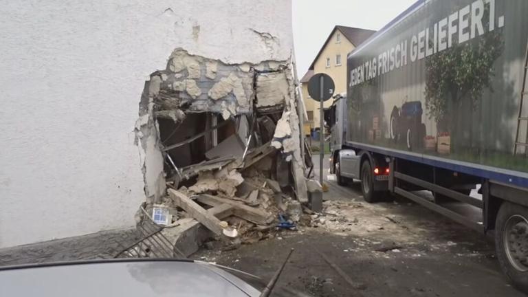 LKW rast in Hauswand und zerstört Wohnhaus