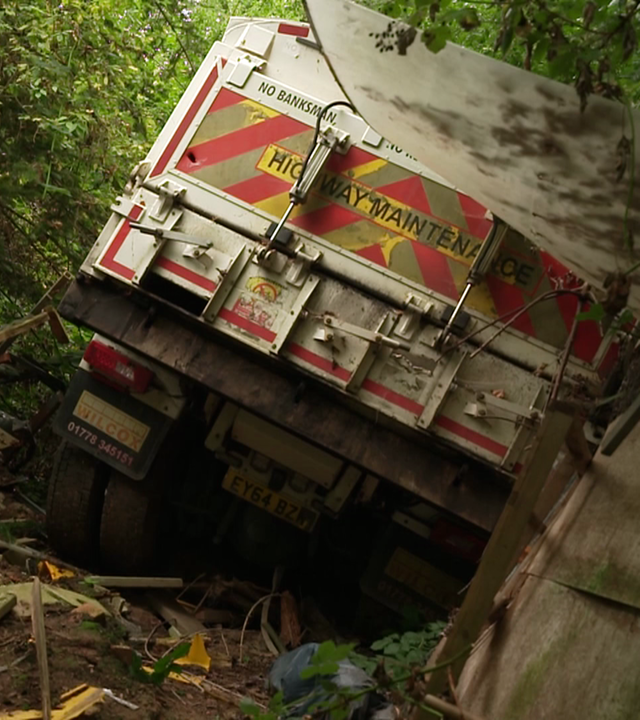 Ein LKW steht in einem Vorgarten