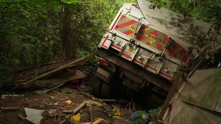 Ein LKW steht in einem Vorgarten