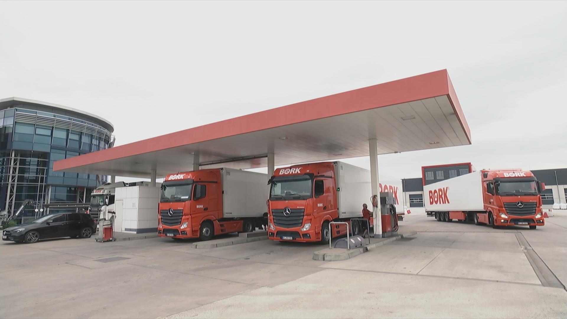 LKW an der Tankstelle