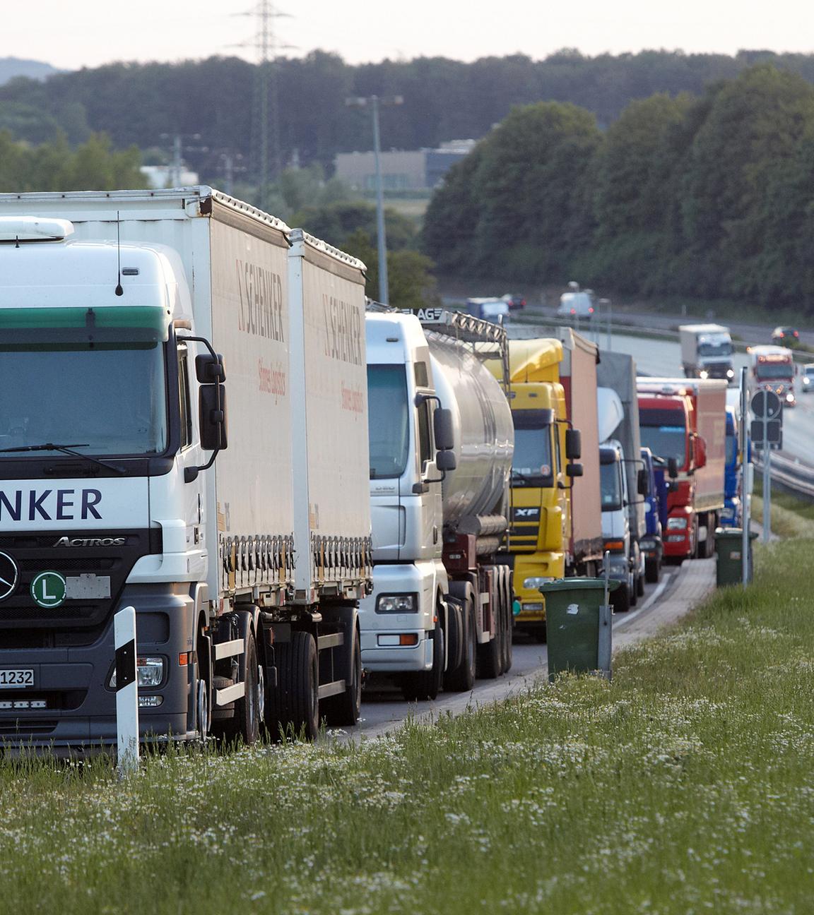 LKW parken auf Rastplatz  (Archivfoto)