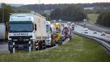 LKW parken auf Rastplatz  (Archivfoto)