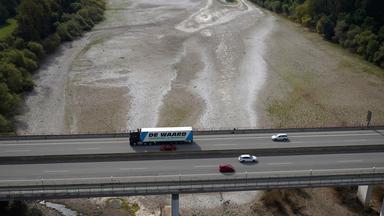 Ein LKW passiert die Rheinbrücke der Autobahn A48 bei Bendorf. 
