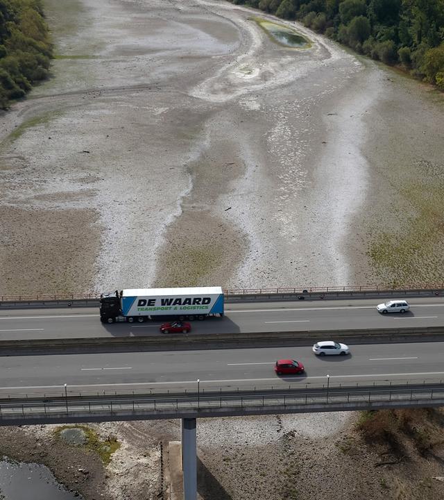 Ein LKW passiert die Rheinbrücke der Autobahn A48 bei Bendorf. 