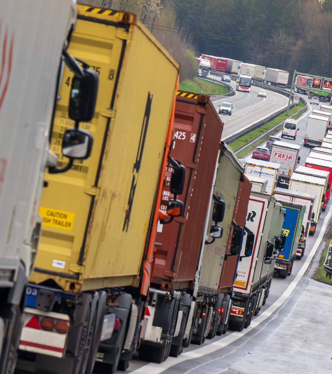 Lkw im Autobahnstau, Archivbild