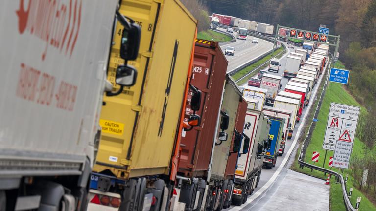 Lkw im Autobahnstau, Archivbild
