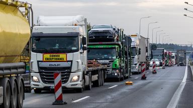 Brandenburg, Bademeusel: Lkw stauen sich an der Autobahn A15, an der Grenze zwischen Polen und Deutschland.