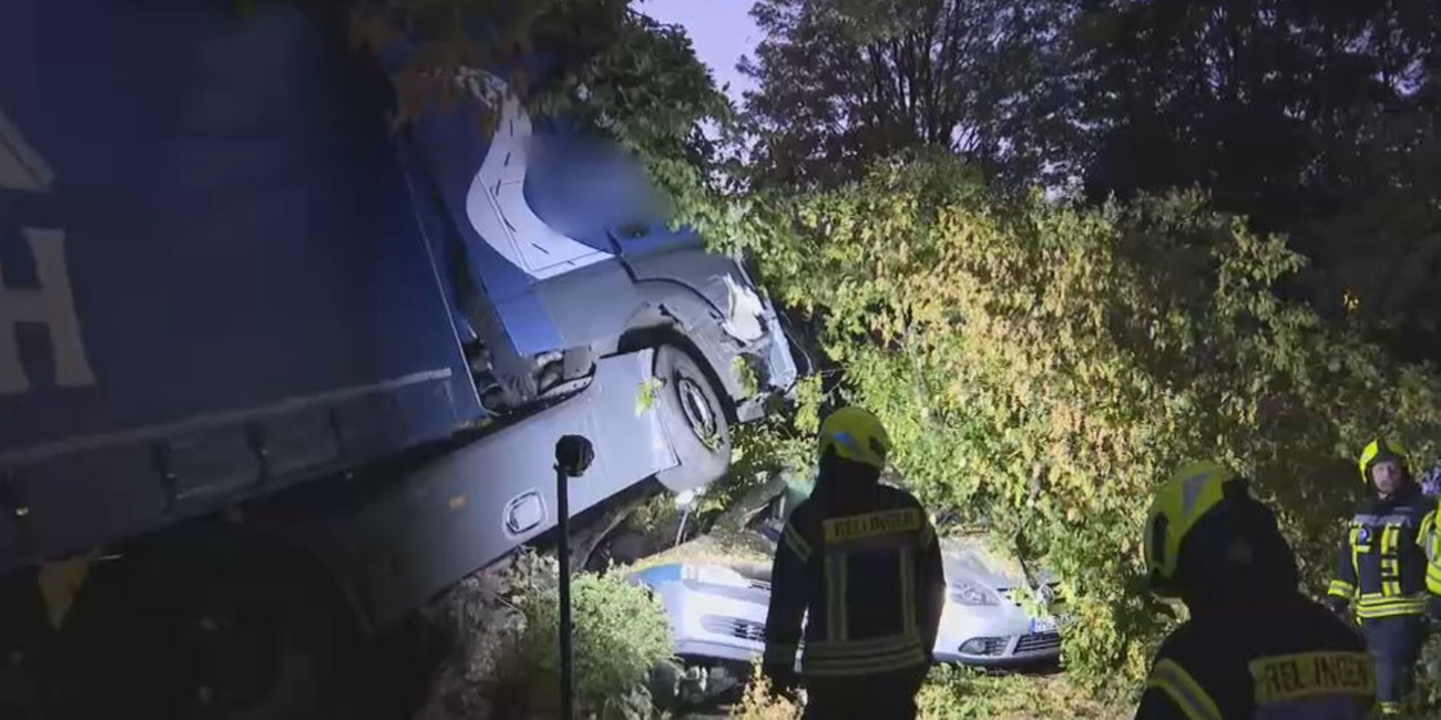 Lkw fällt Baum und begräbt Auto unter sich