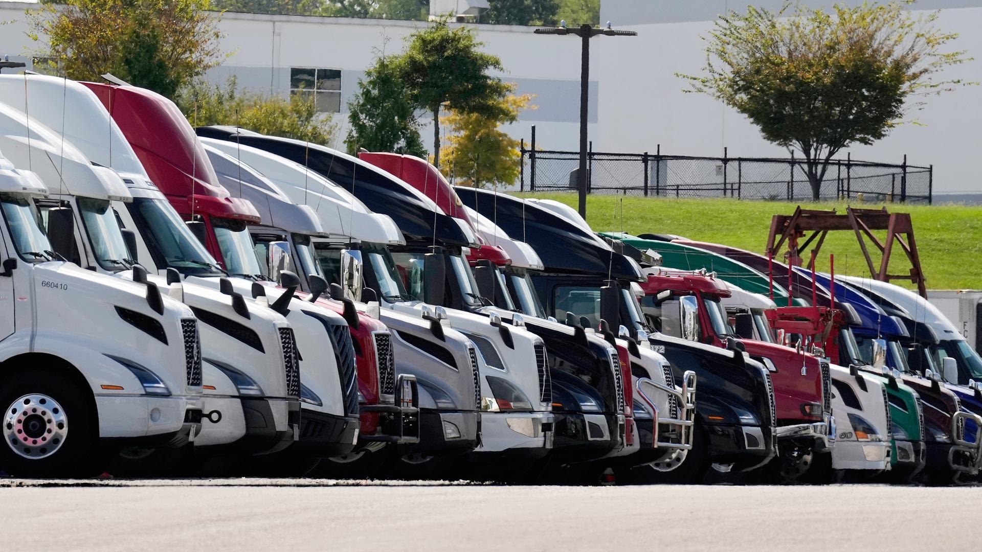Volvo-Lkw stehen am Freitag, den 26.09.2025, bei einem Händler in LaVergne, Tennessee
