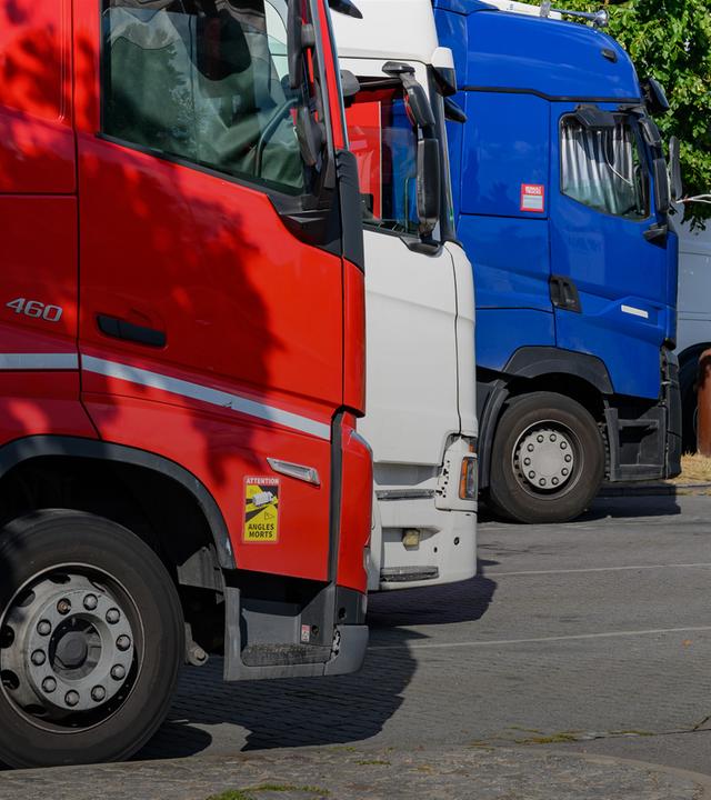 Lkw stehen auf einem Rastplatz an der Autobahn A12. 