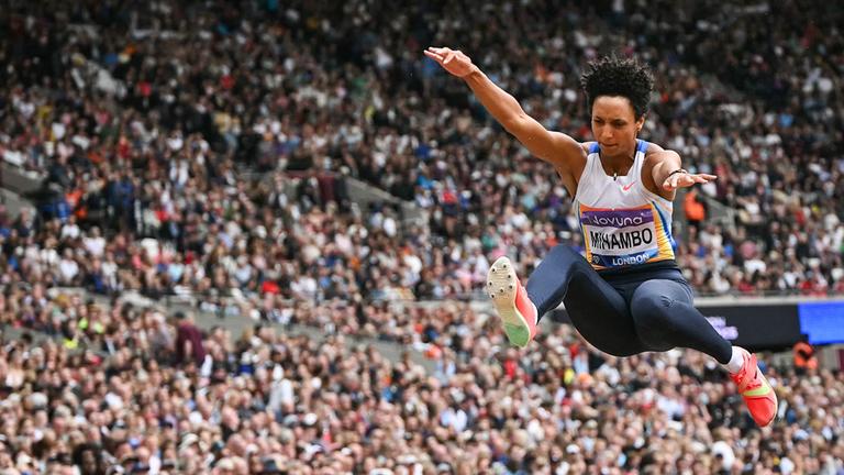 Deutschlands Malaika Mihambo im Flug bei ihrem Sprung bei der Diamond League in London.