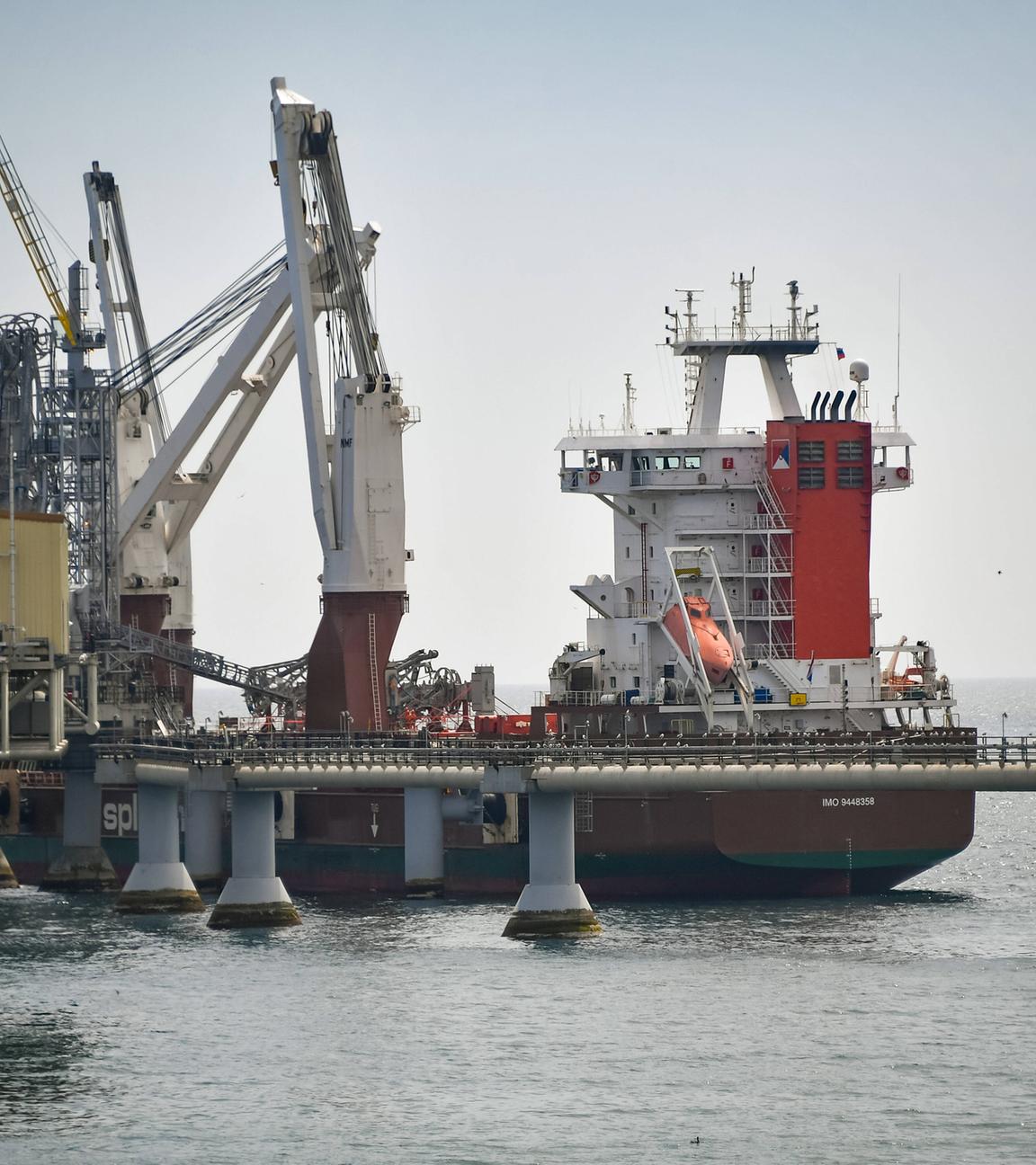 Gas-Frachter an LNG-Anlegeterminal