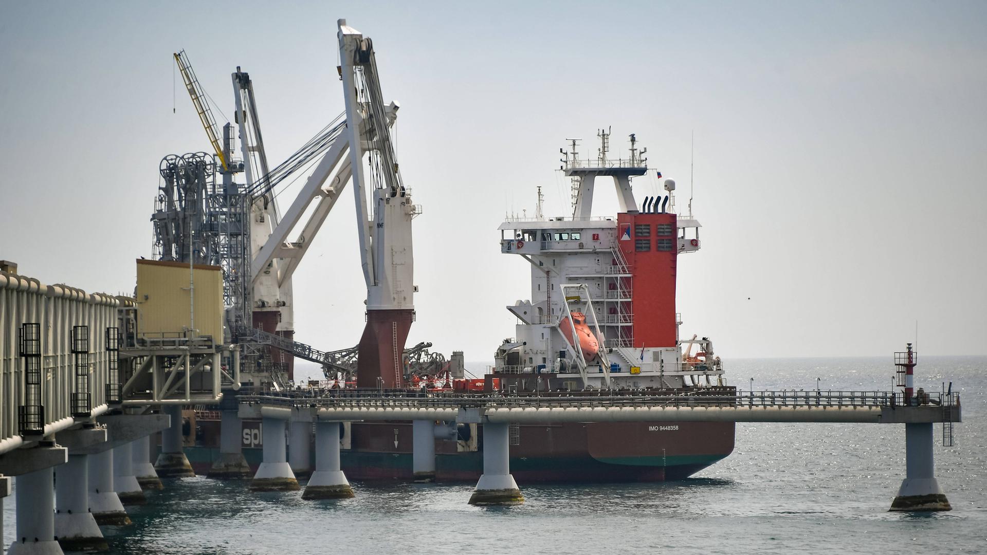 Gas-Frachter an LNG-Anlegeterminal