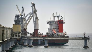 Gas-Frachter an LNG-Anlegeterminal