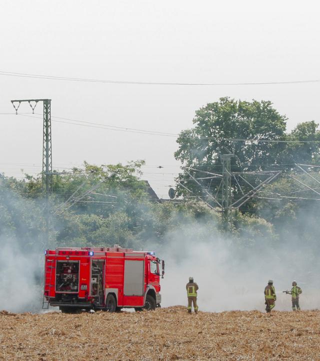 Feuerwehrleute bei Löscharbeiten an einer Bahnstrecke am 10.07.2026 in Langenfeld, Nordrhein-Westfalen.