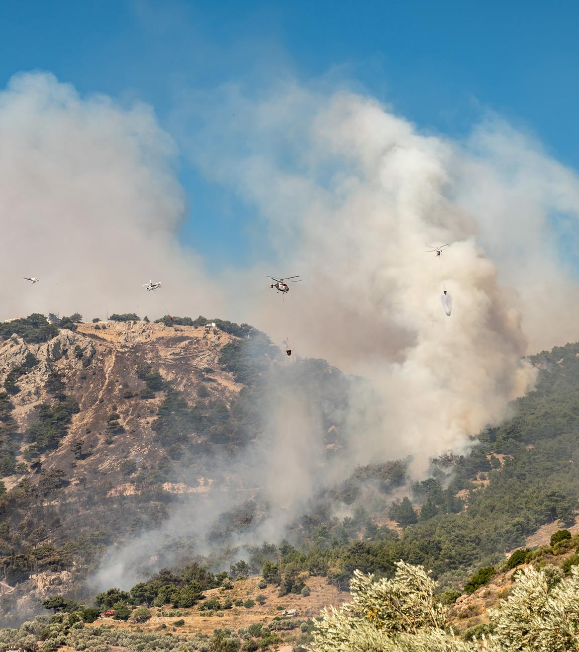 Löschhubschrauber im Einsatz bei Löscharbeiten auf der Insel Chios, Griechenland