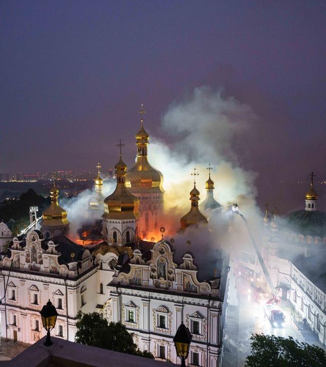 Rettungskräfte versuchen, einen Brand in der Mariä-Entschlafens-Kathedrale des tausendjährigen Höhlenklosters, auch bekannt als Kiewer Höhlenkloster, nach einem russischen Angriff am 15.06.2026 zu löschen.