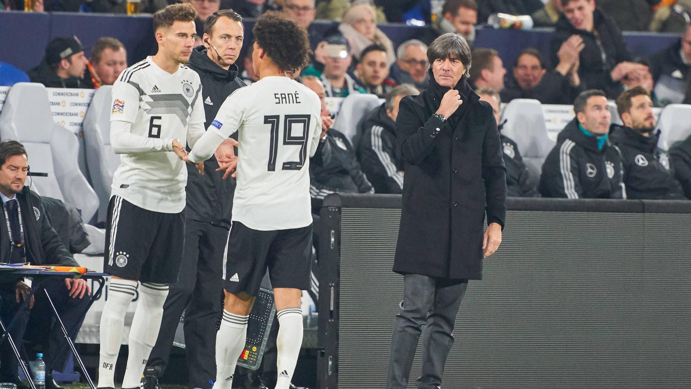 Löw mit seinen Spielern Sané und Goretzka