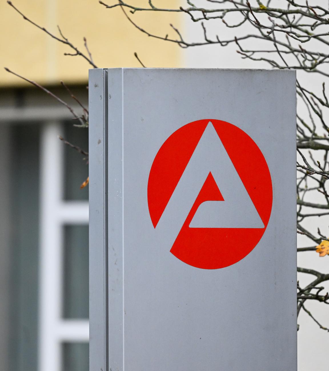 Das Schild vor der Arbeitsagentur in der Stralsunder Straße.