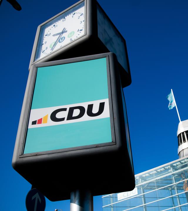 Logo der CDU vor Konrad-Adenauer-Platz