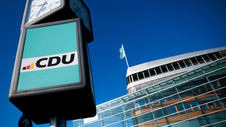 Logo der CDU vor Konrad-Adenauer-Platz